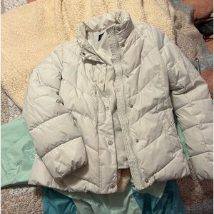 Gap Puffer Jacket. White. Women’s size M. Gently used and perfect condition.